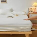 • طقم ملاية أوف وايت بأستك مع 2 كيس خدادية